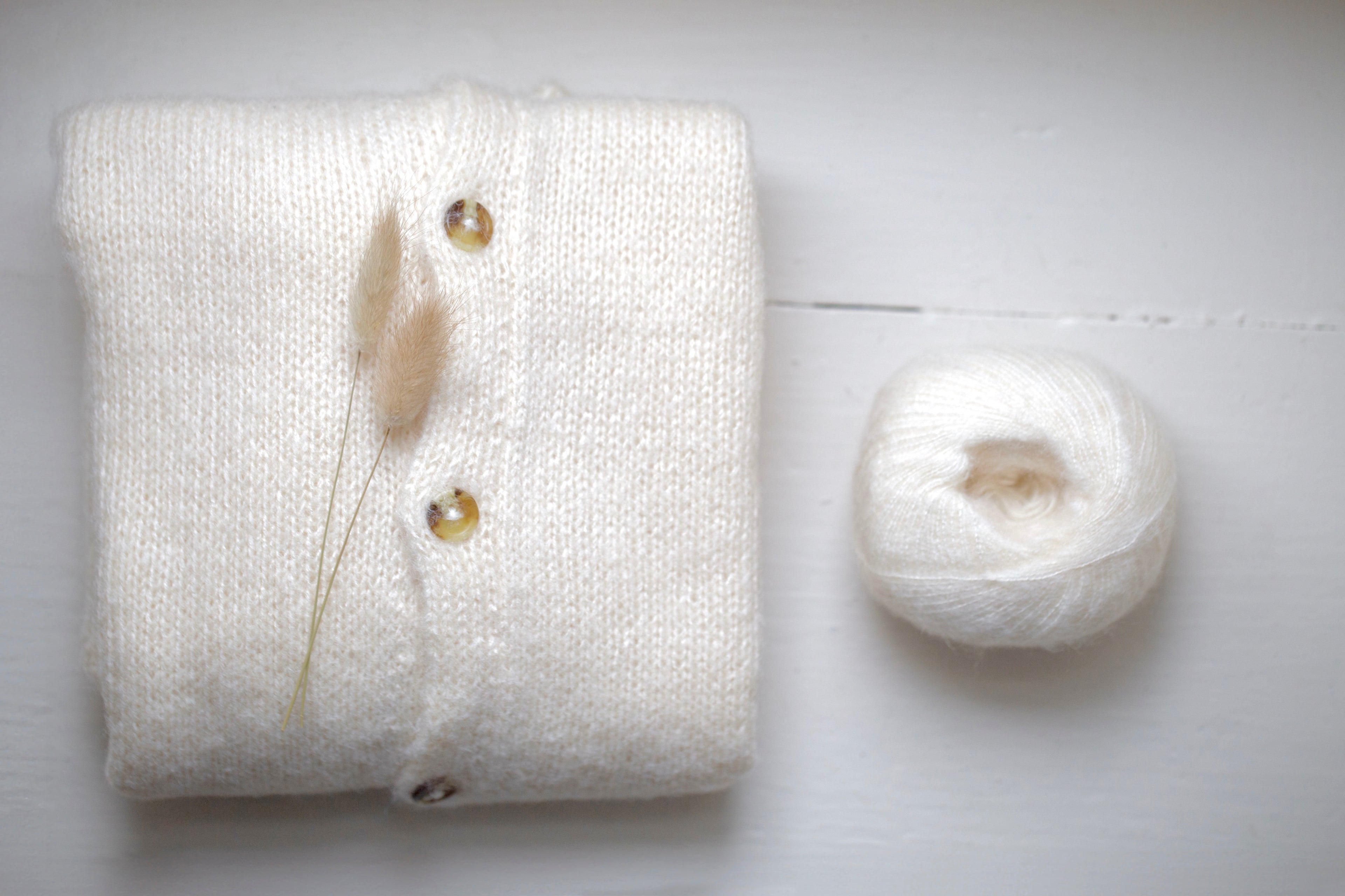 White yarn and a knitted cloth